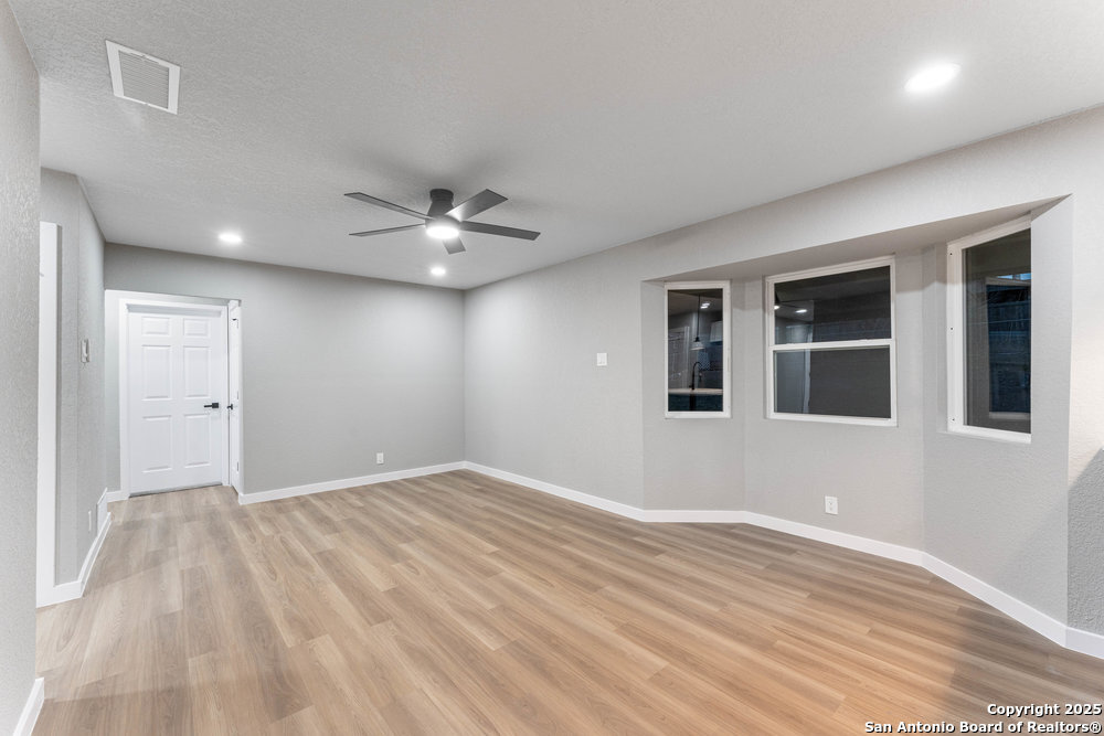 438 SCOTTY DR