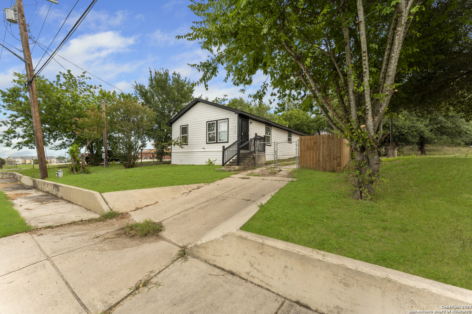 928 HEDGES ST