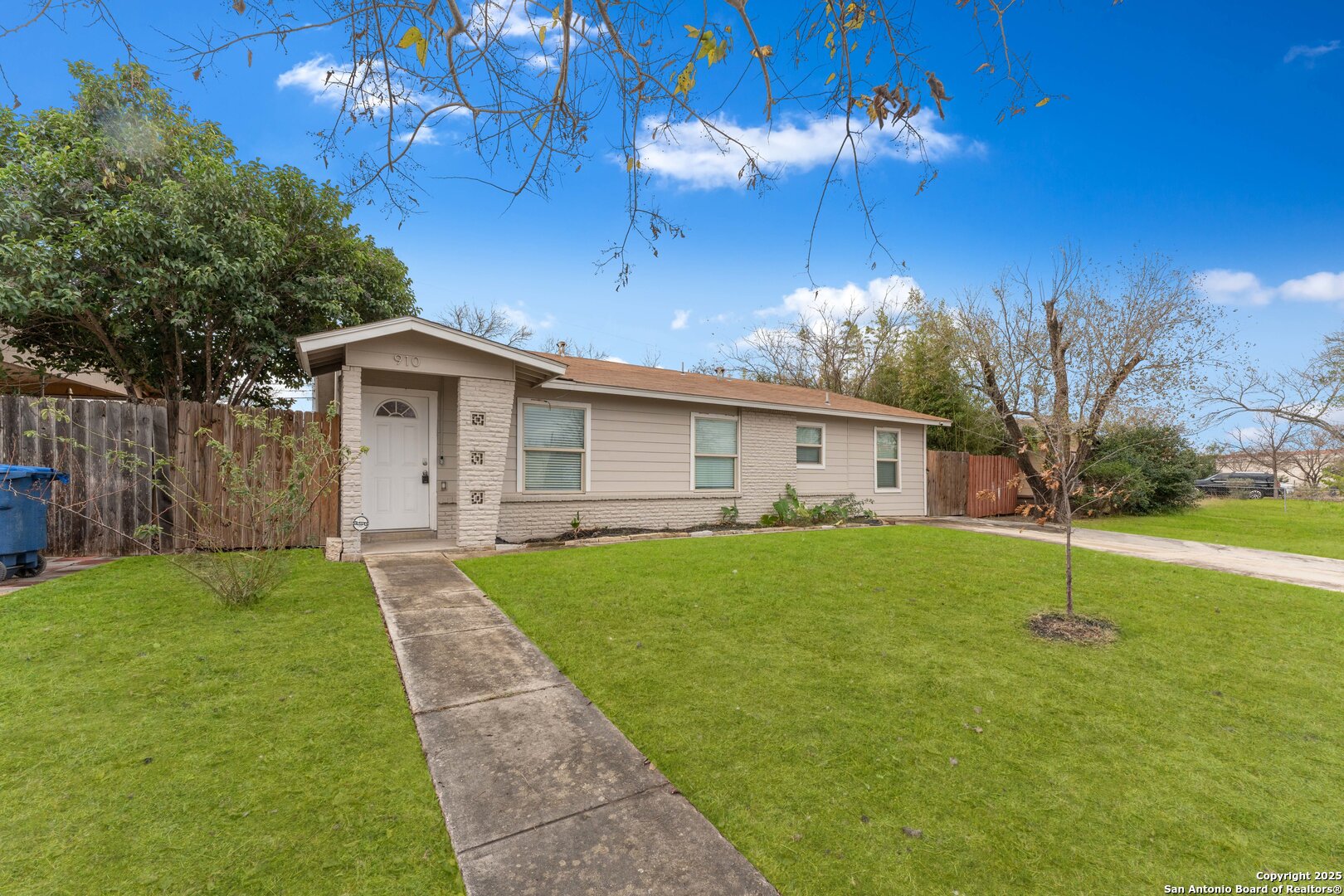 910 REXFORD DR