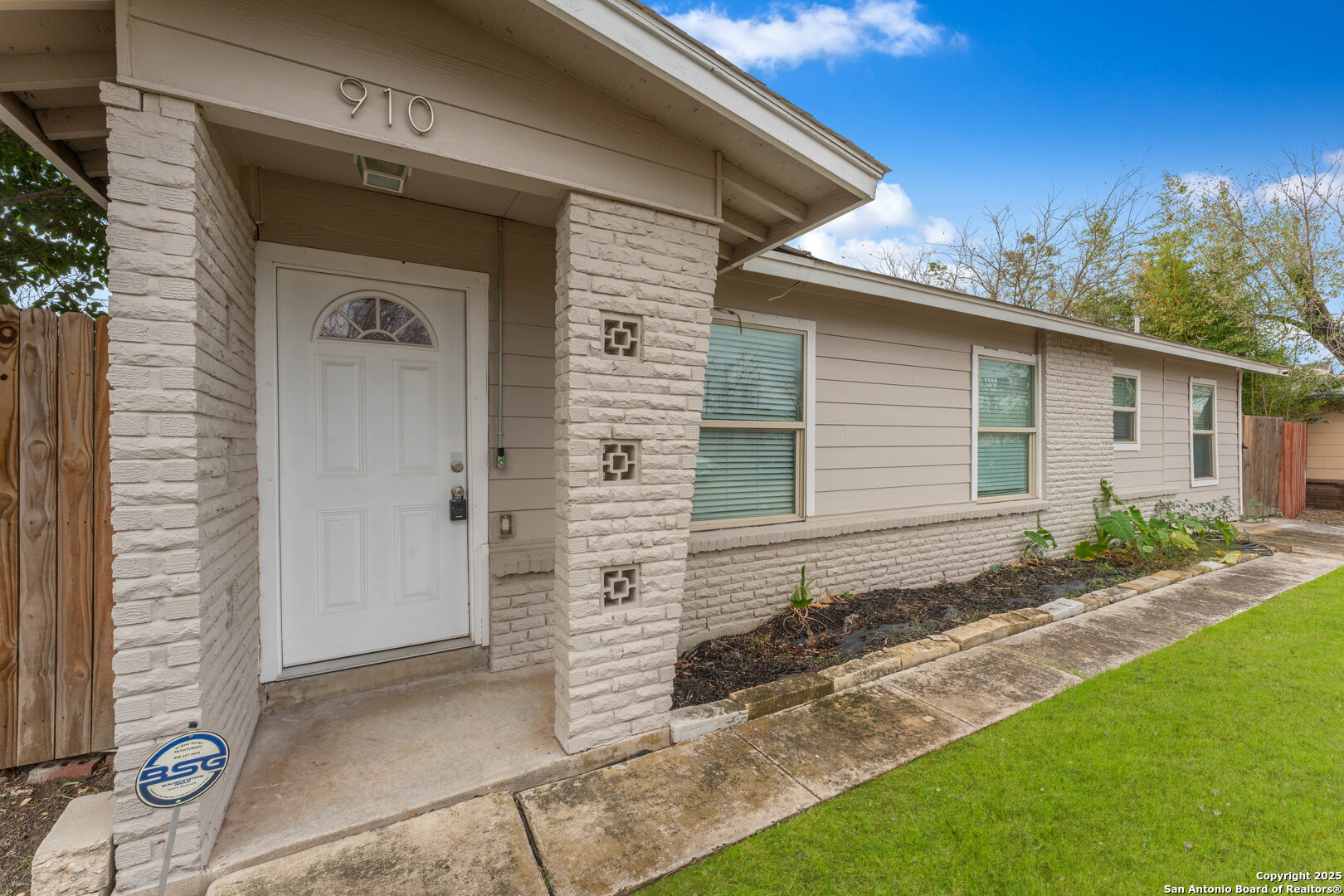 910 REXFORD DR