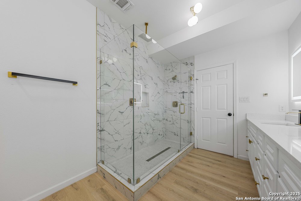 1407 W Mistletoe