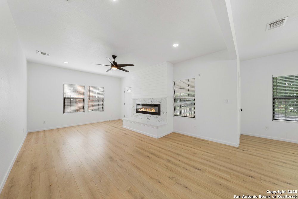 1407 W Mistletoe