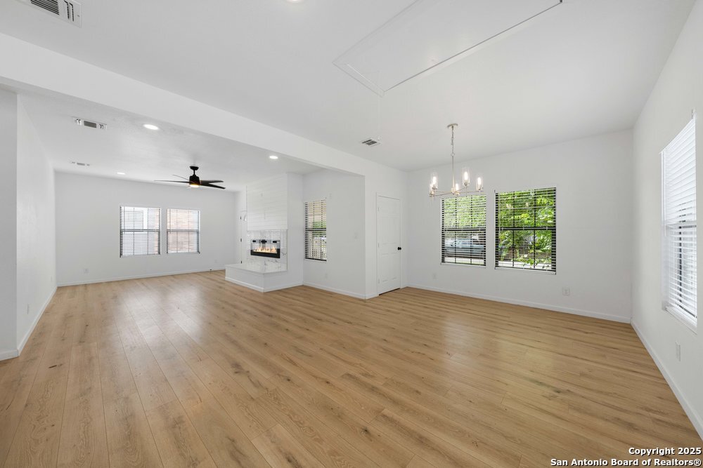 1407 W Mistletoe