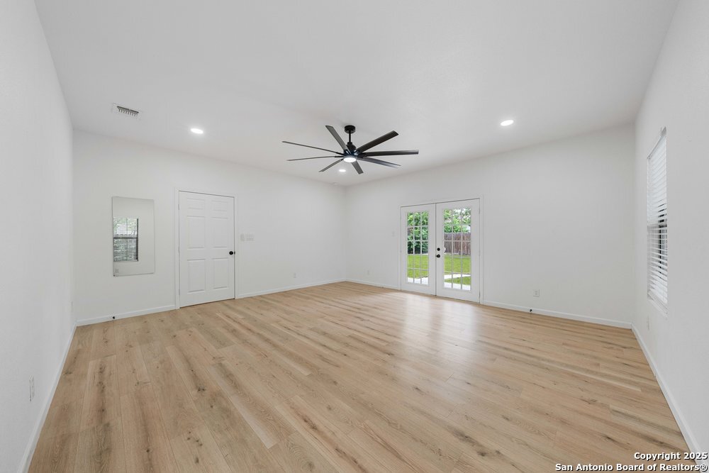 1407 W Mistletoe