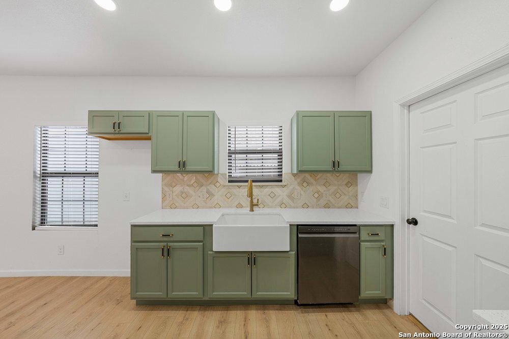 1407 W Mistletoe