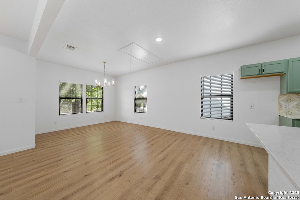 1407 W Mistletoe