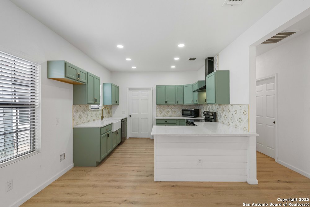 1407 W Mistletoe