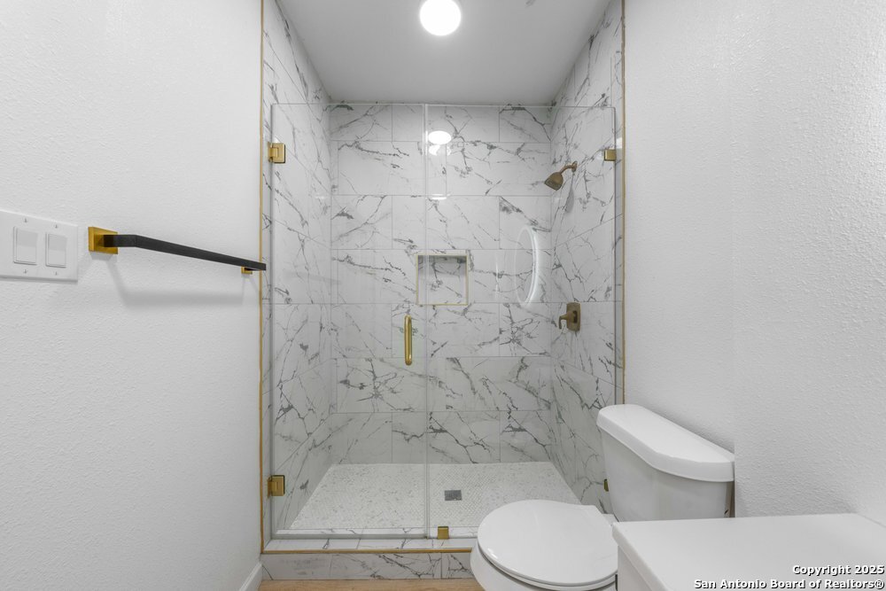 1407 W Mistletoe