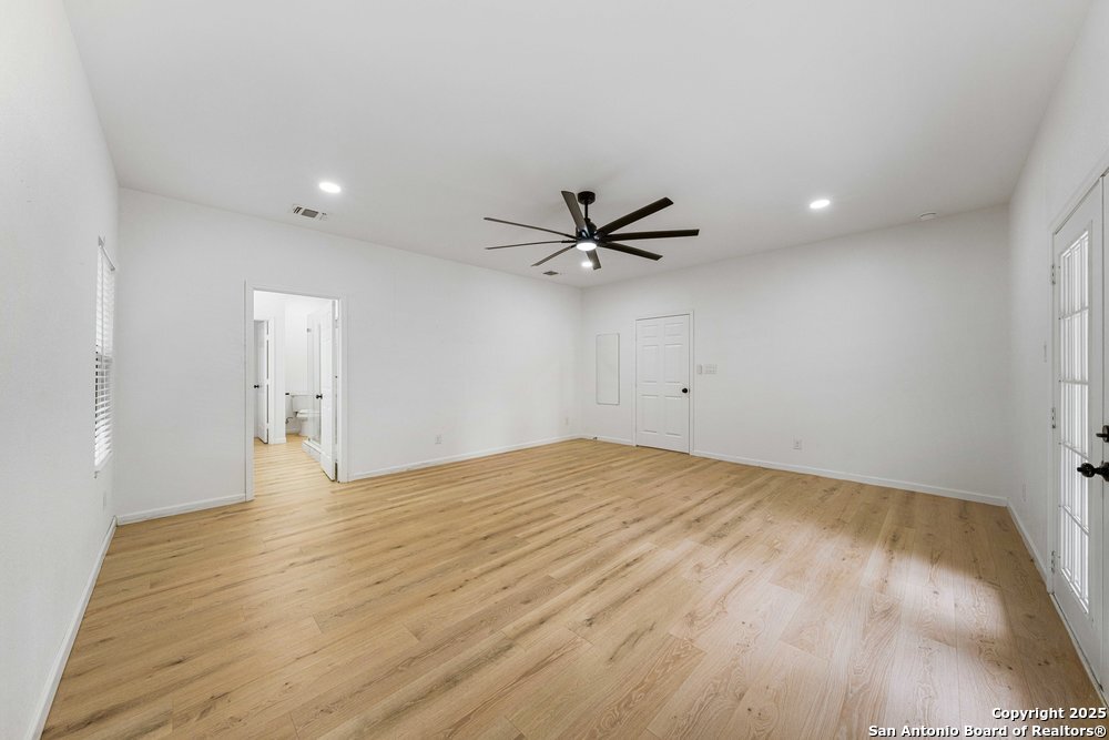 1407 W Mistletoe