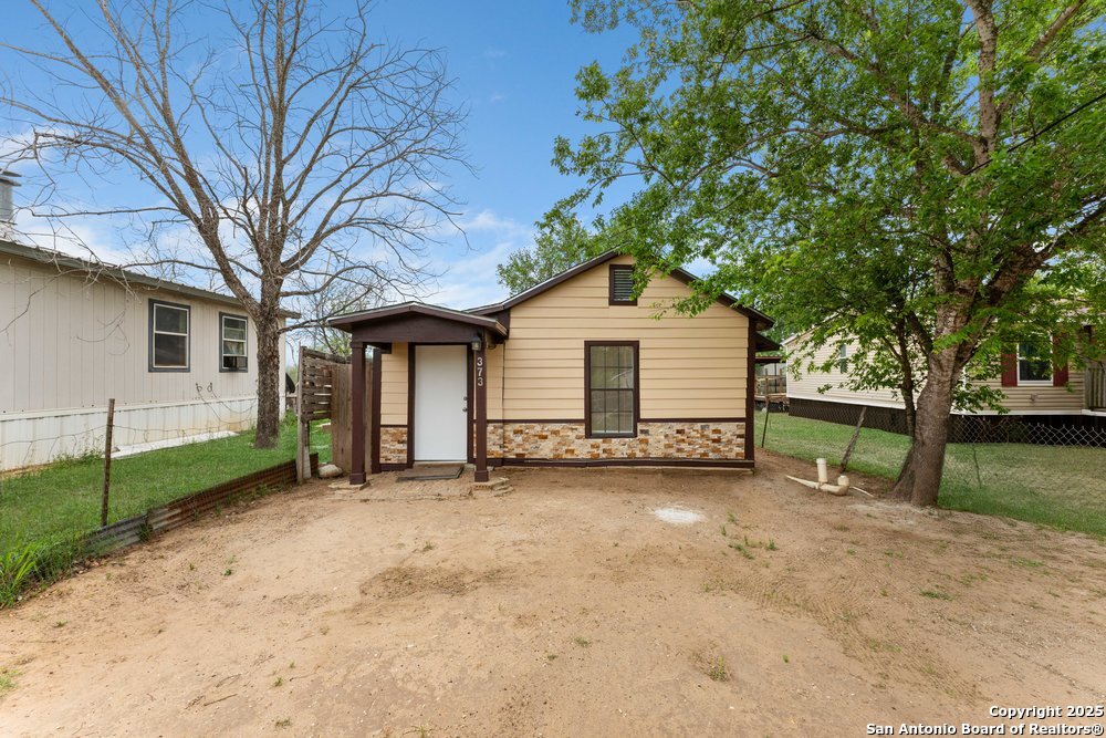 373 Avenue I