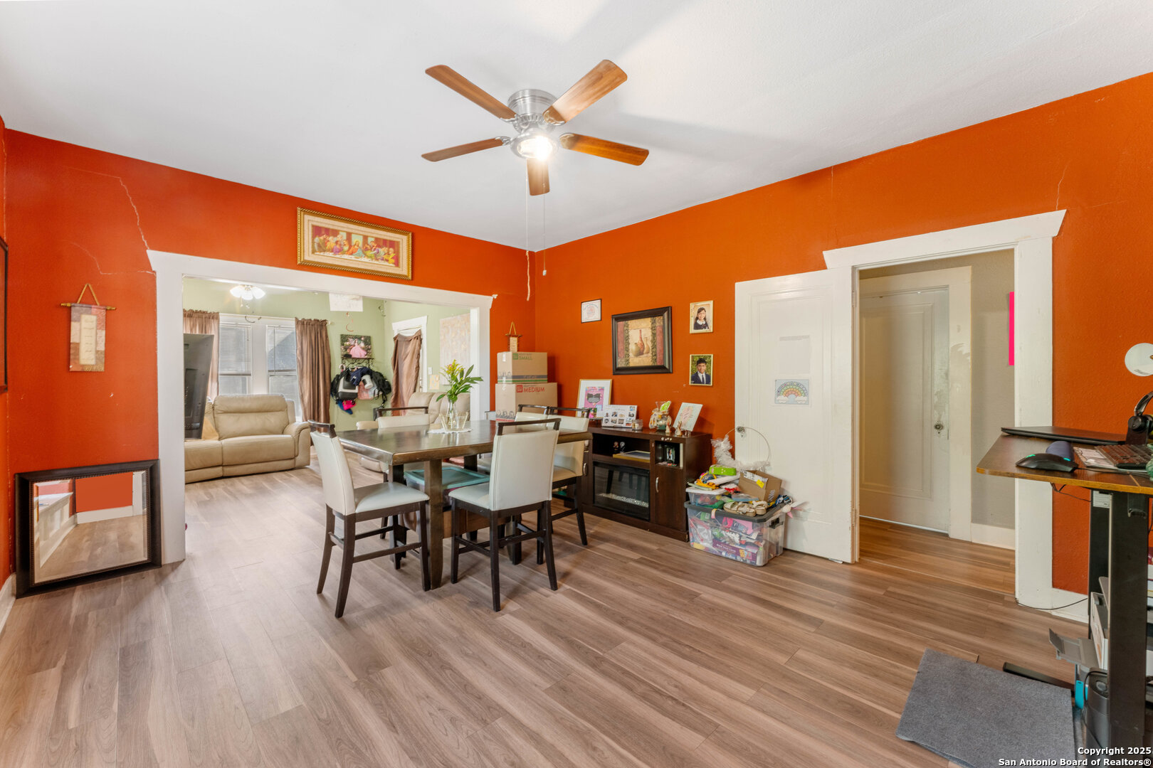 1427 E Pyron