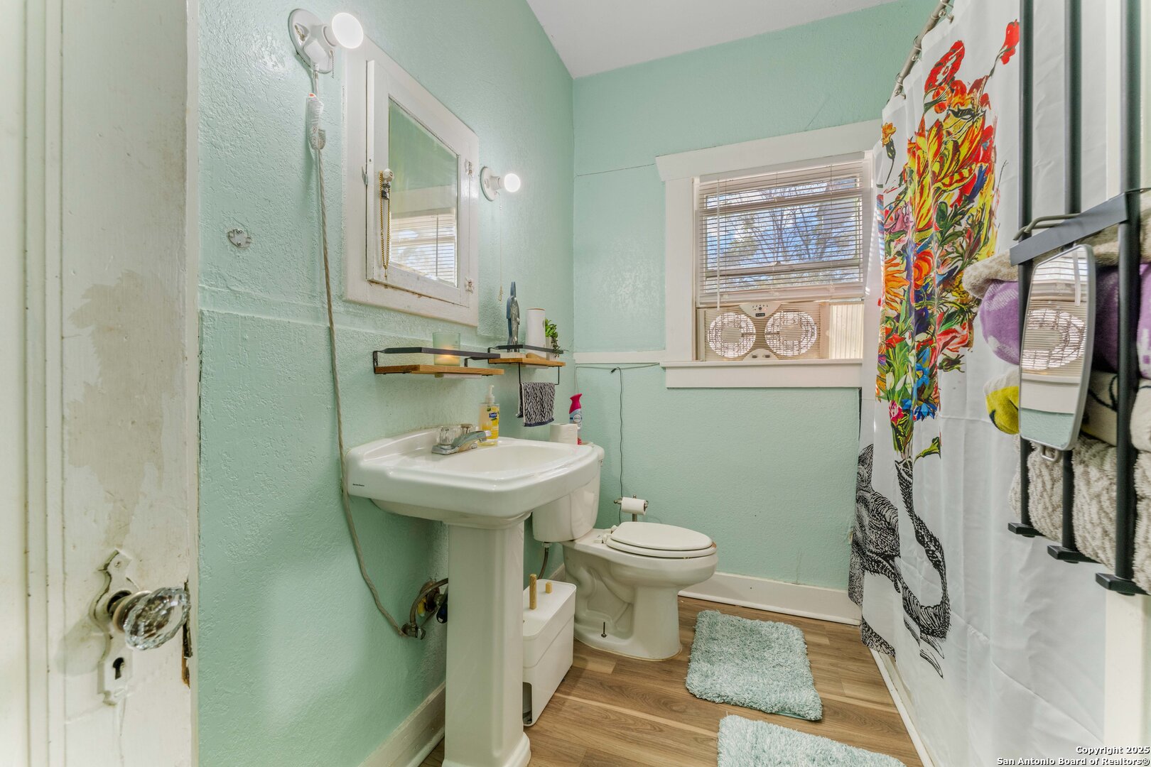 1427 E Pyron