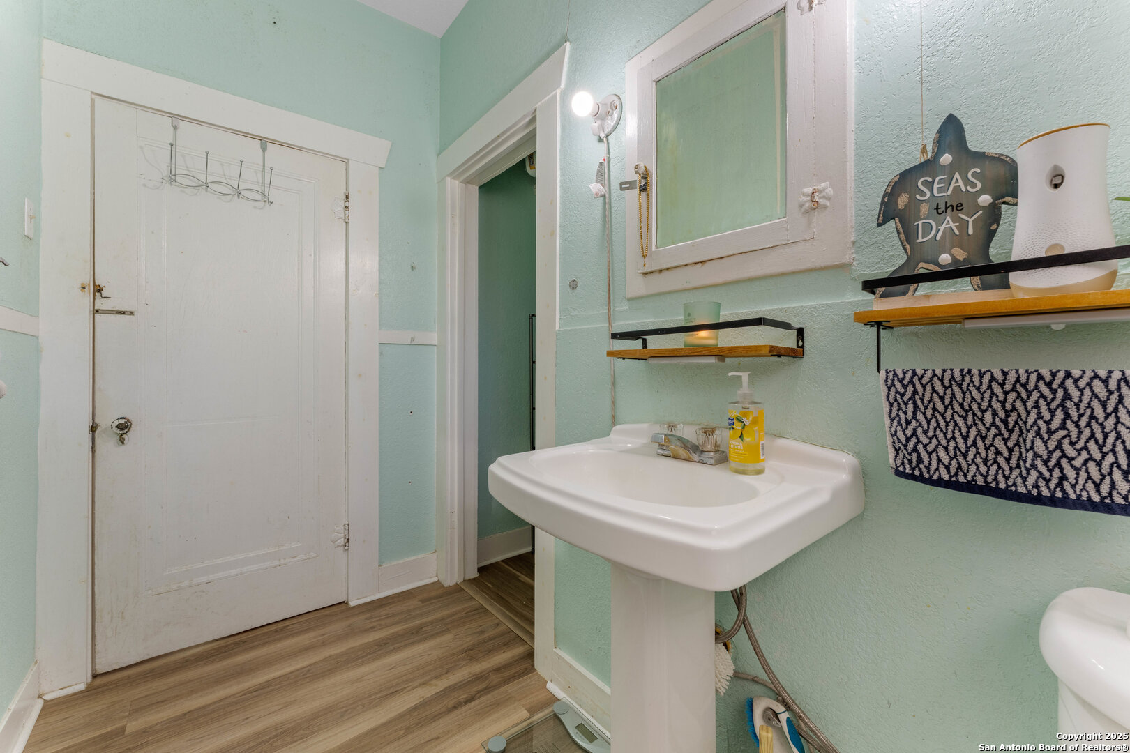 1427 E Pyron