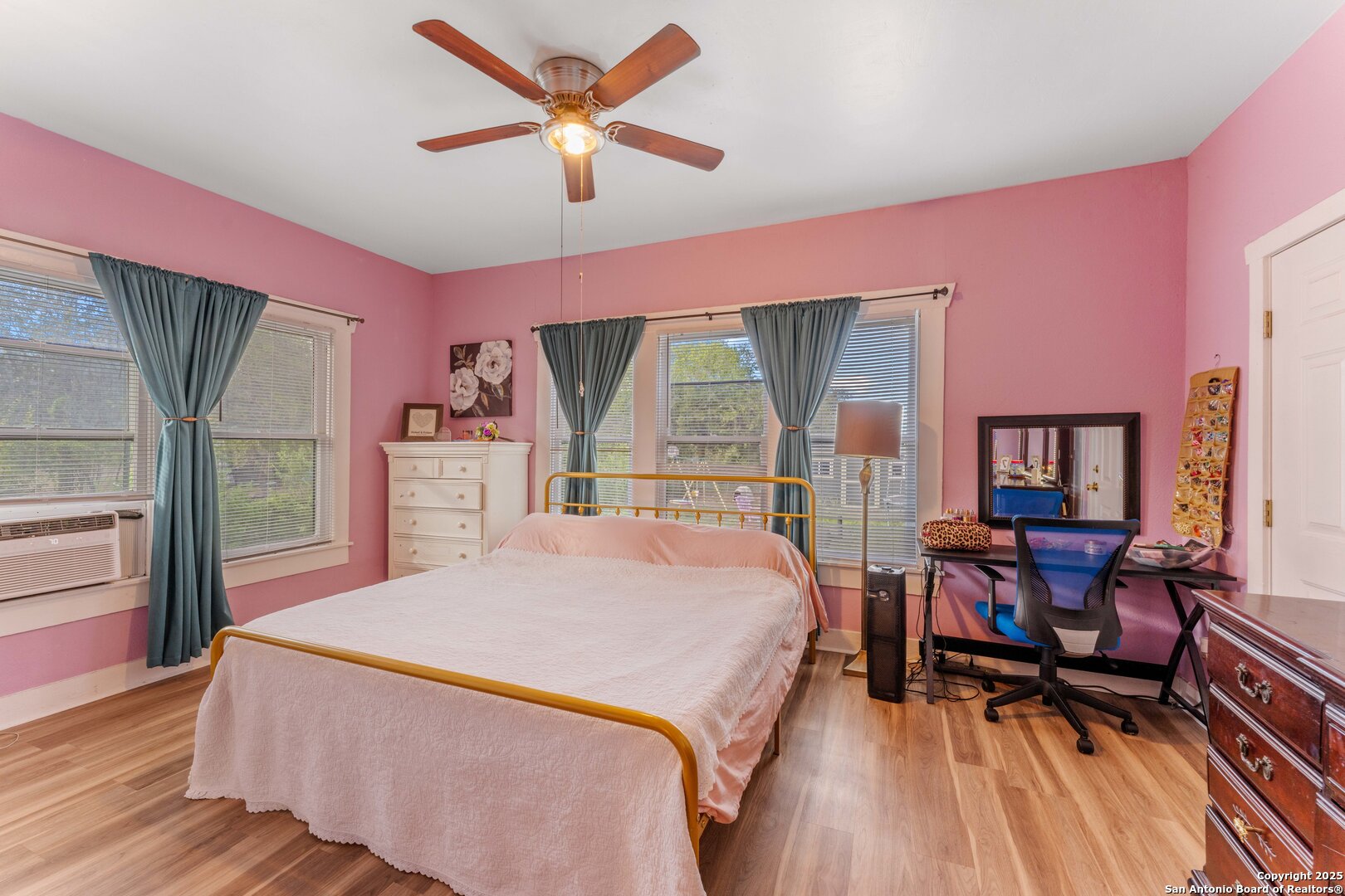 1427 E Pyron