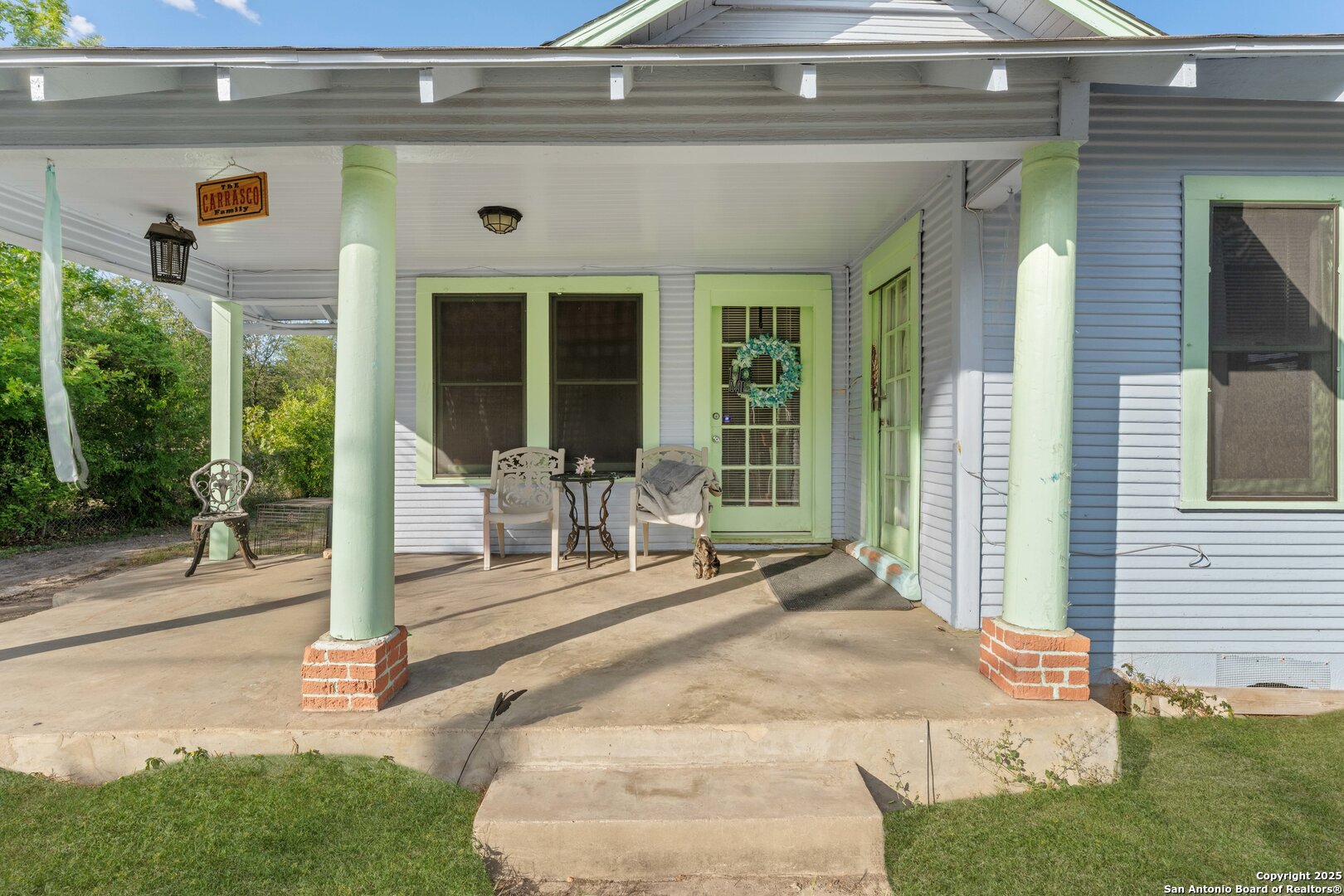 1427 E Pyron