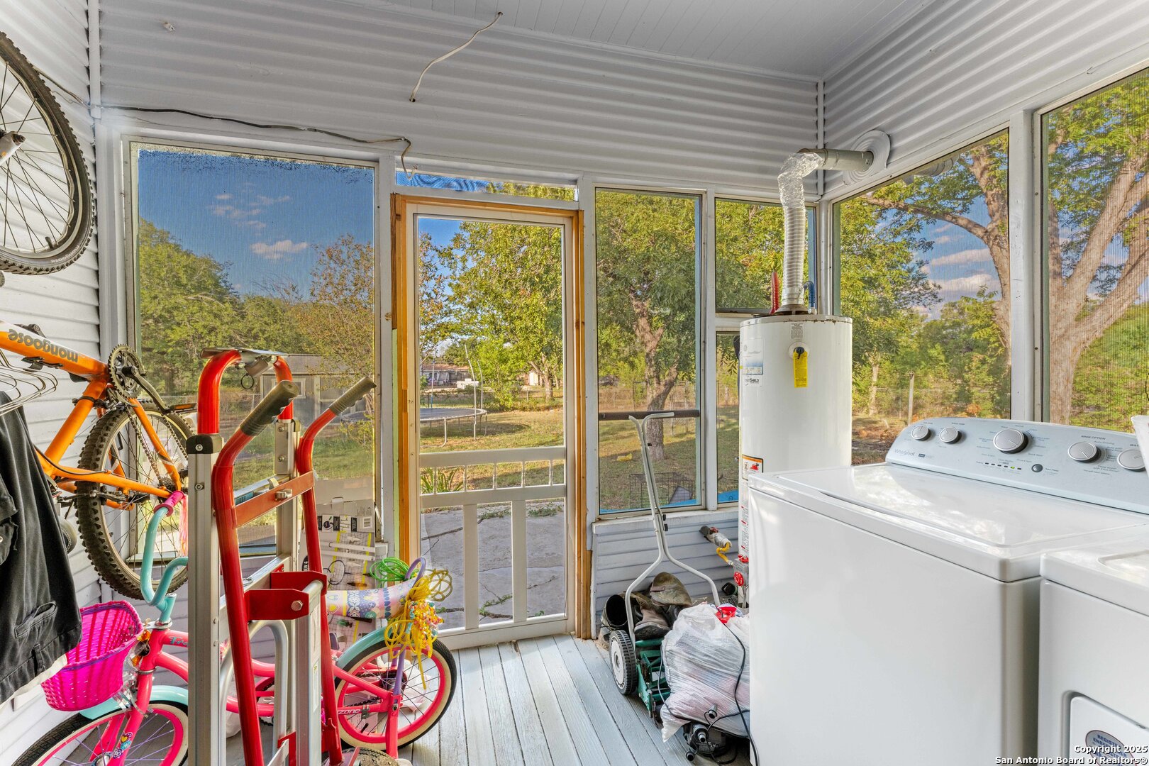 1427 E Pyron
