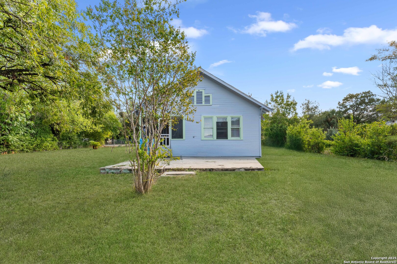 1427 E Pyron