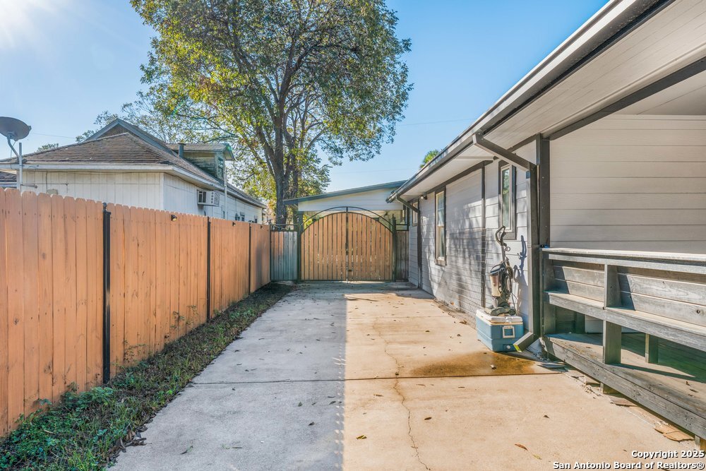 733 Delmar