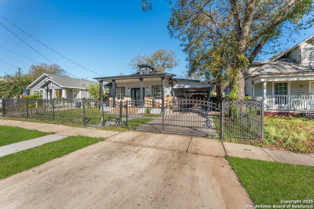 733 Delmar