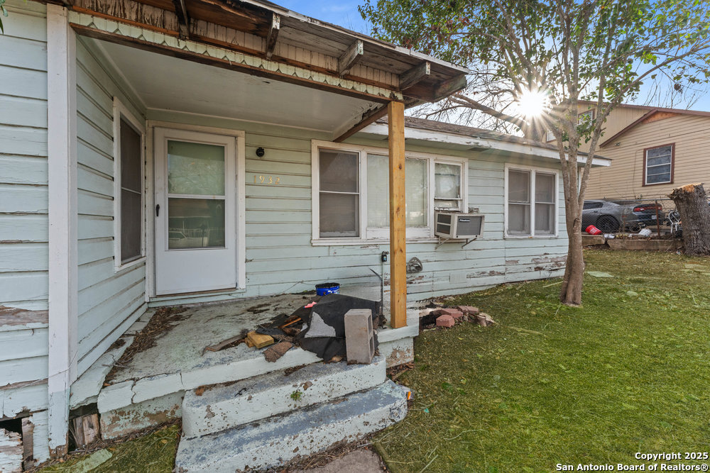 1932 E HIGHLAND BLVD