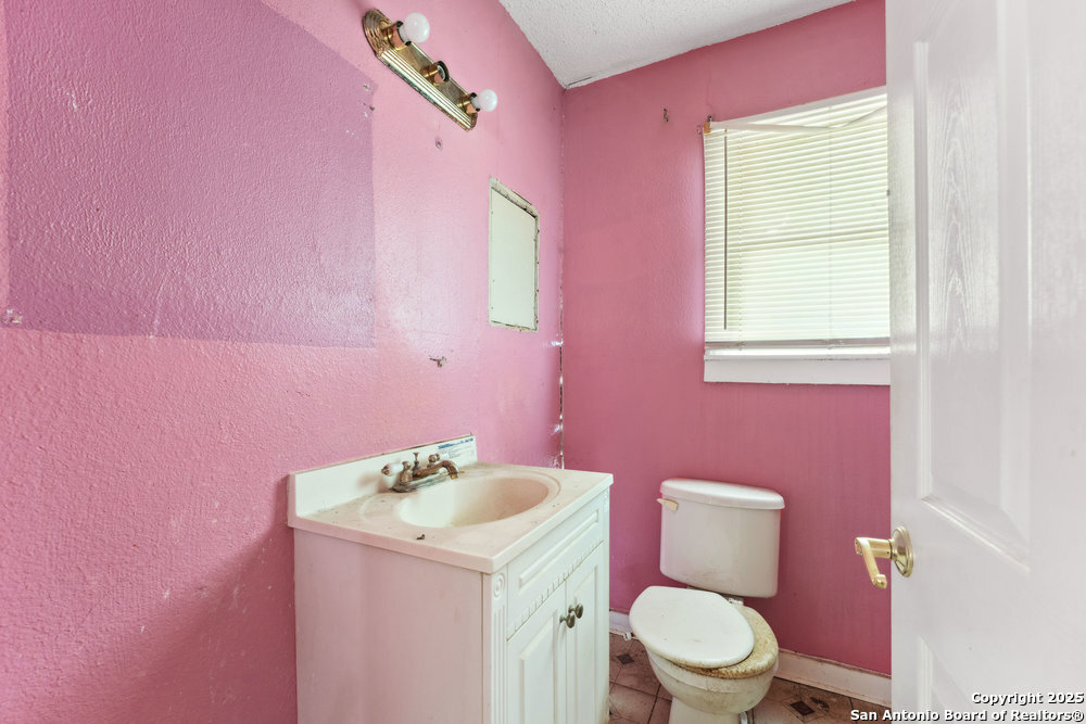 1932 E HIGHLAND BLVD