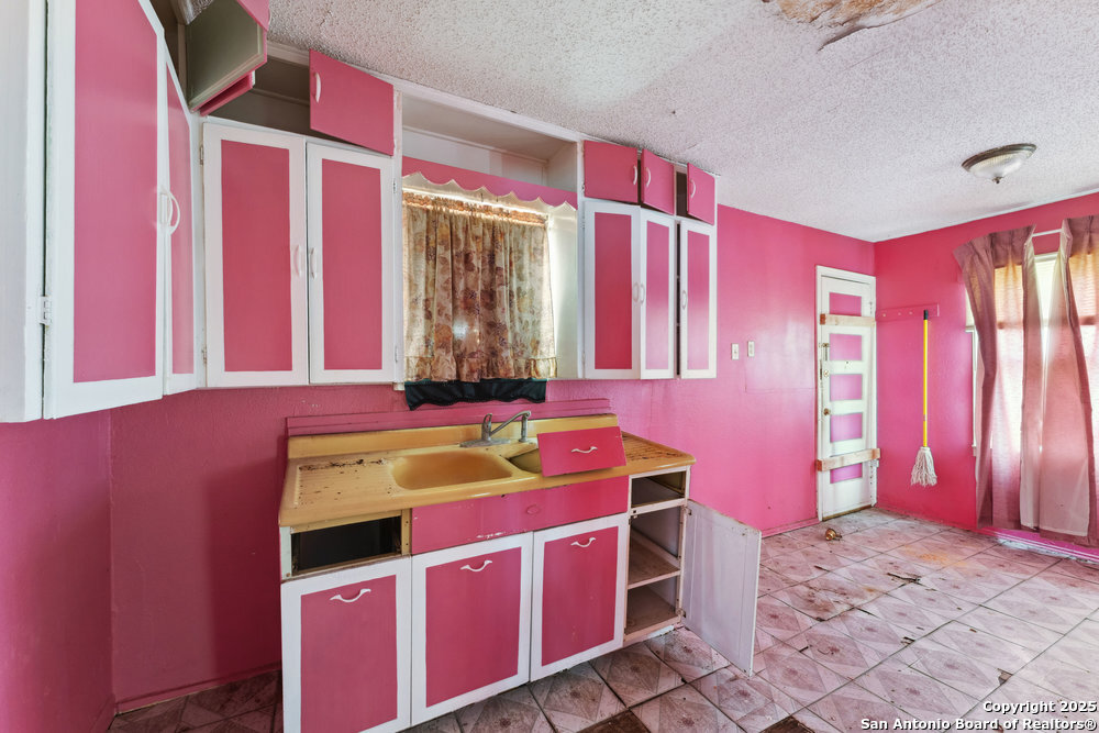 1932 E HIGHLAND BLVD