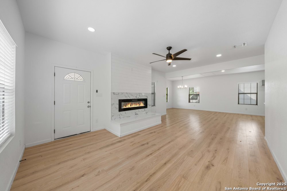 1407 W Mistletoe
