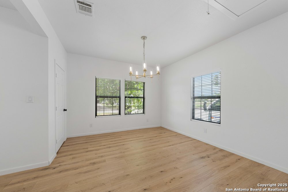 1407 W Mistletoe