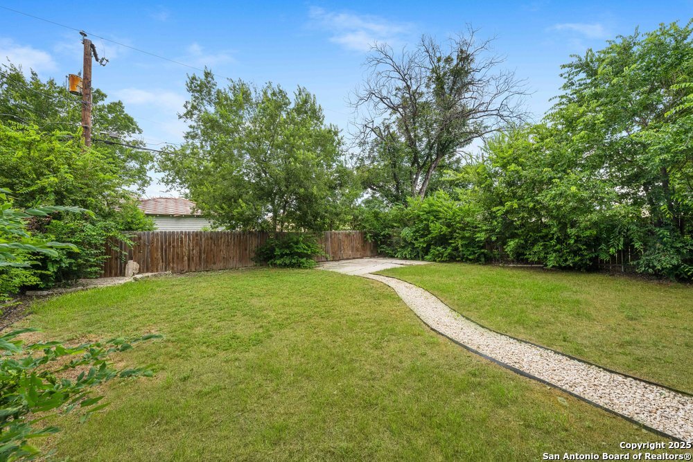 1407 W Mistletoe