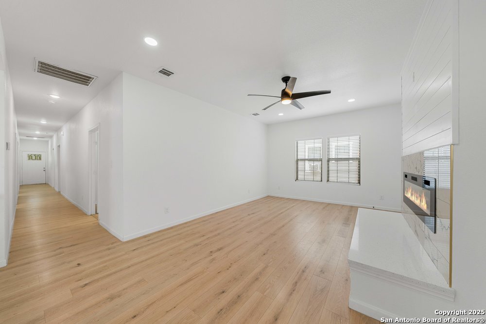 1407 W Mistletoe