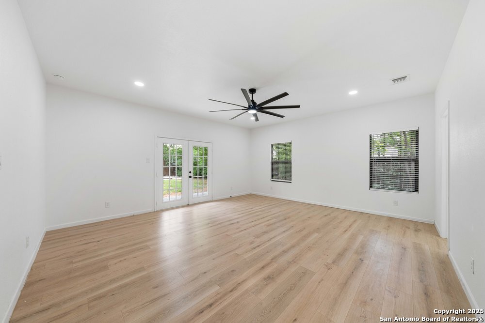 1407 W Mistletoe