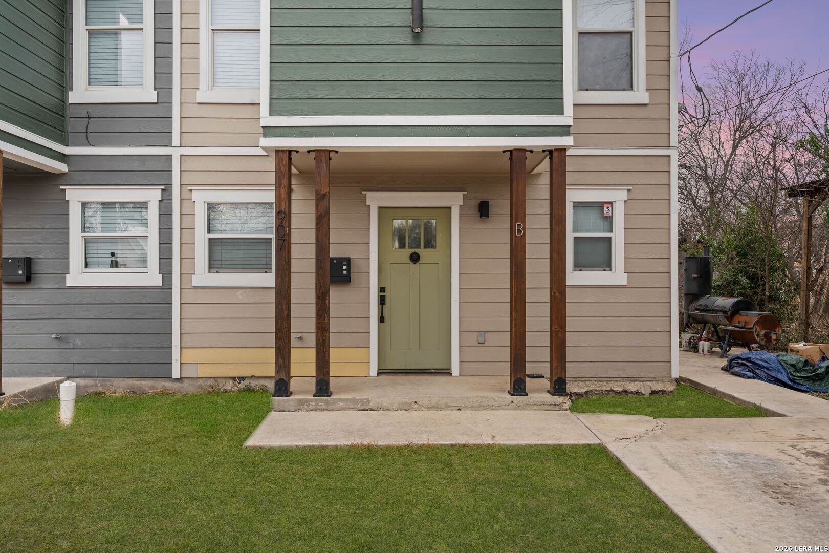 907 Dawson