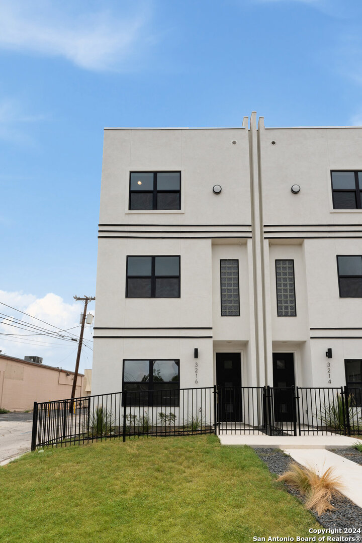3214 N ELMENDORF ST