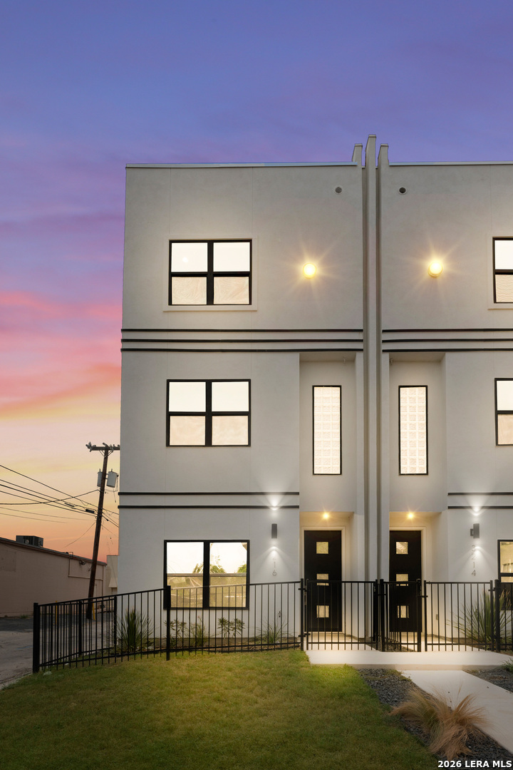 3204 N Elmendorf
