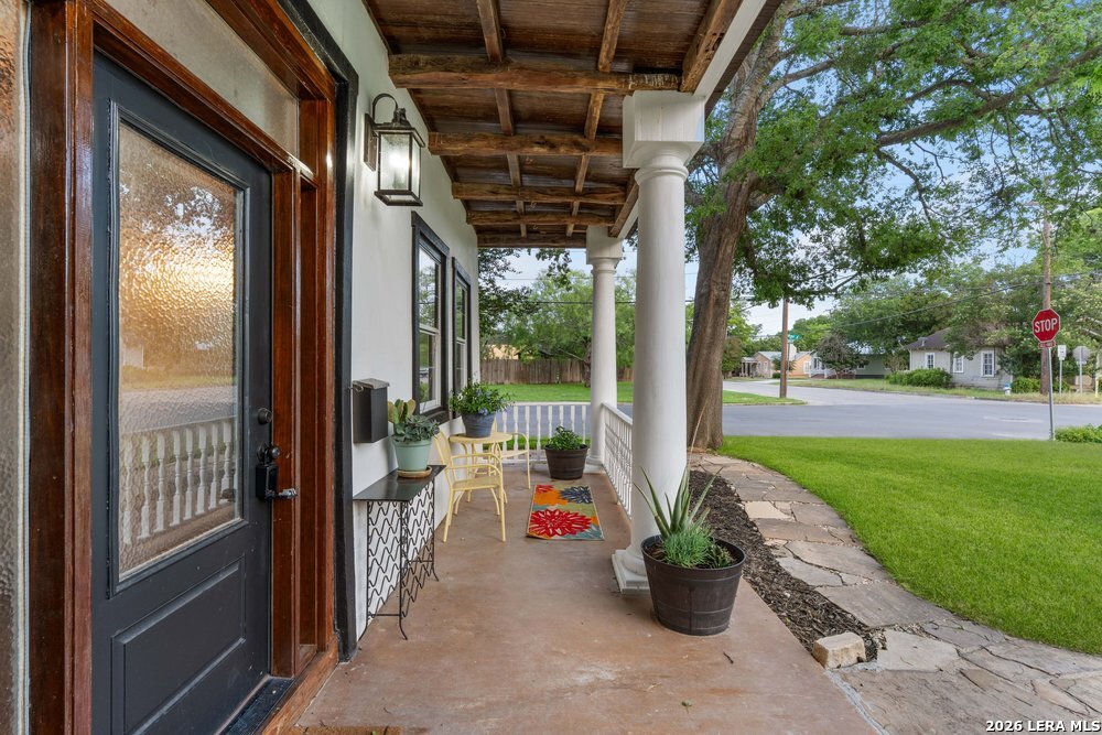 695 Comal Ave