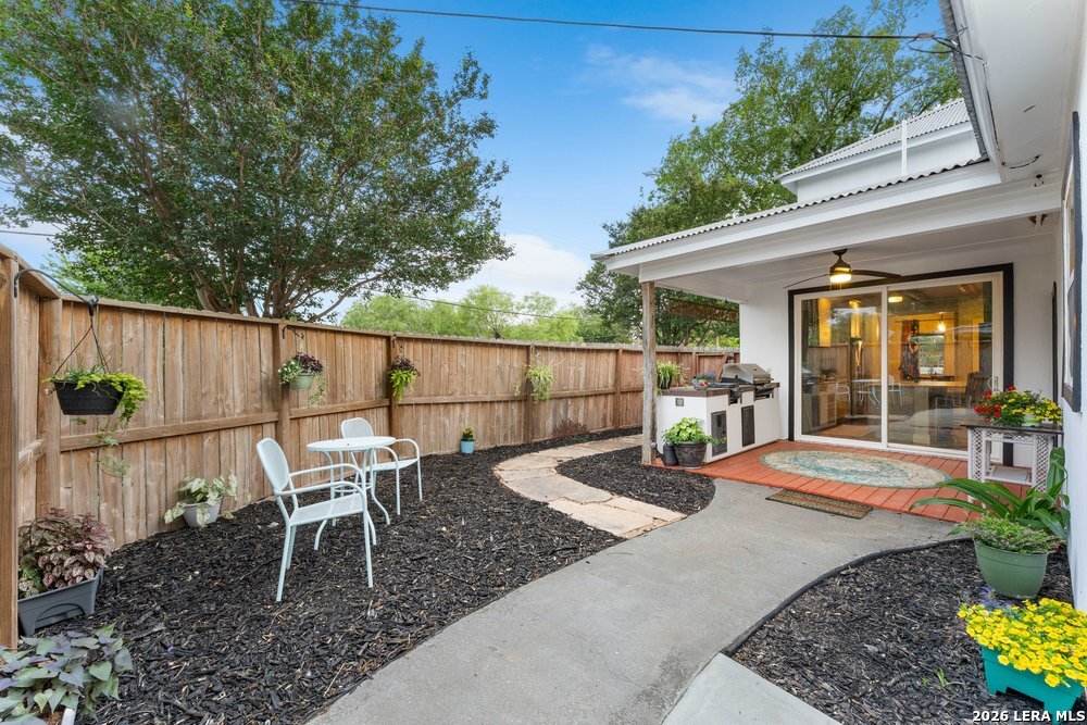 695 Comal Ave