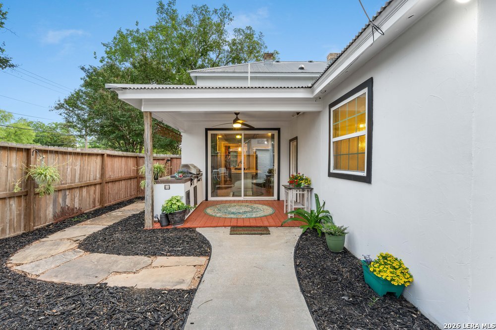 695 Comal Ave