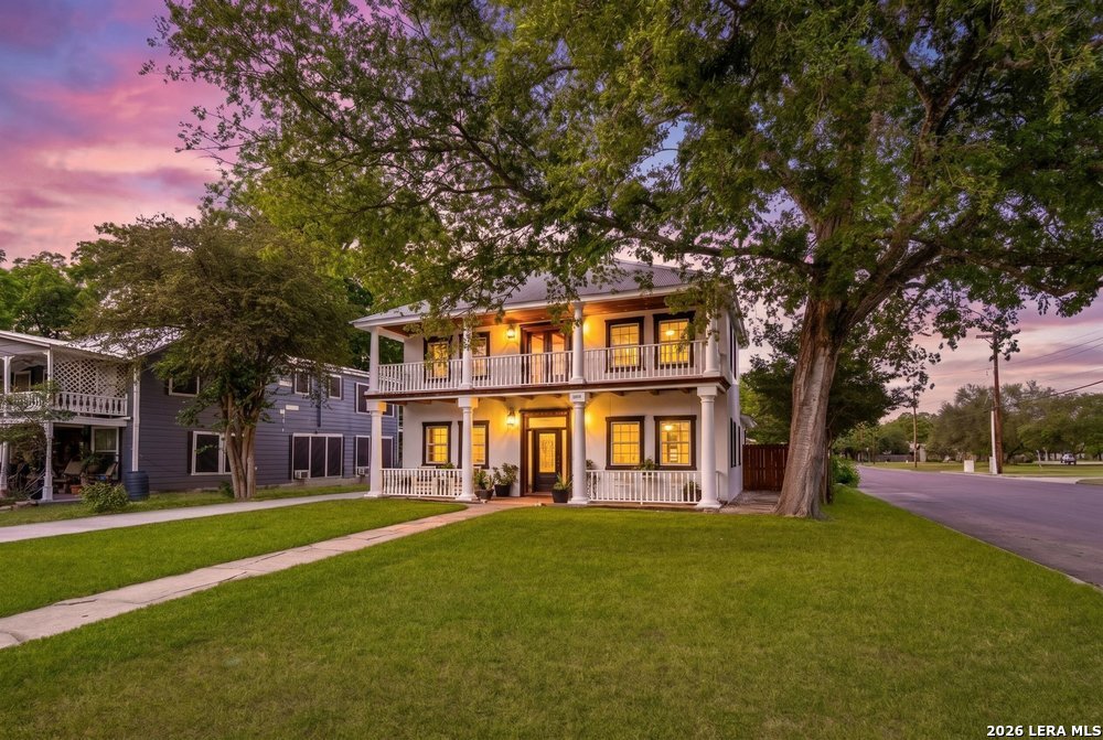 695 Comal Ave