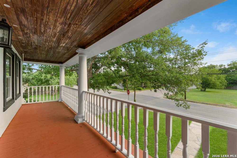 695 Comal Ave