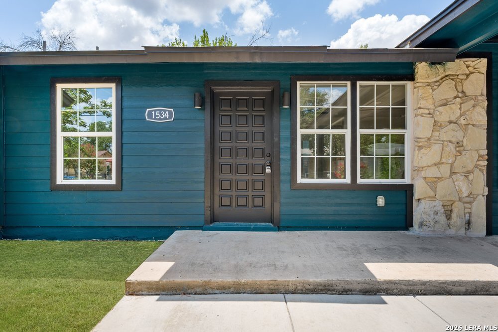1534 Betty St