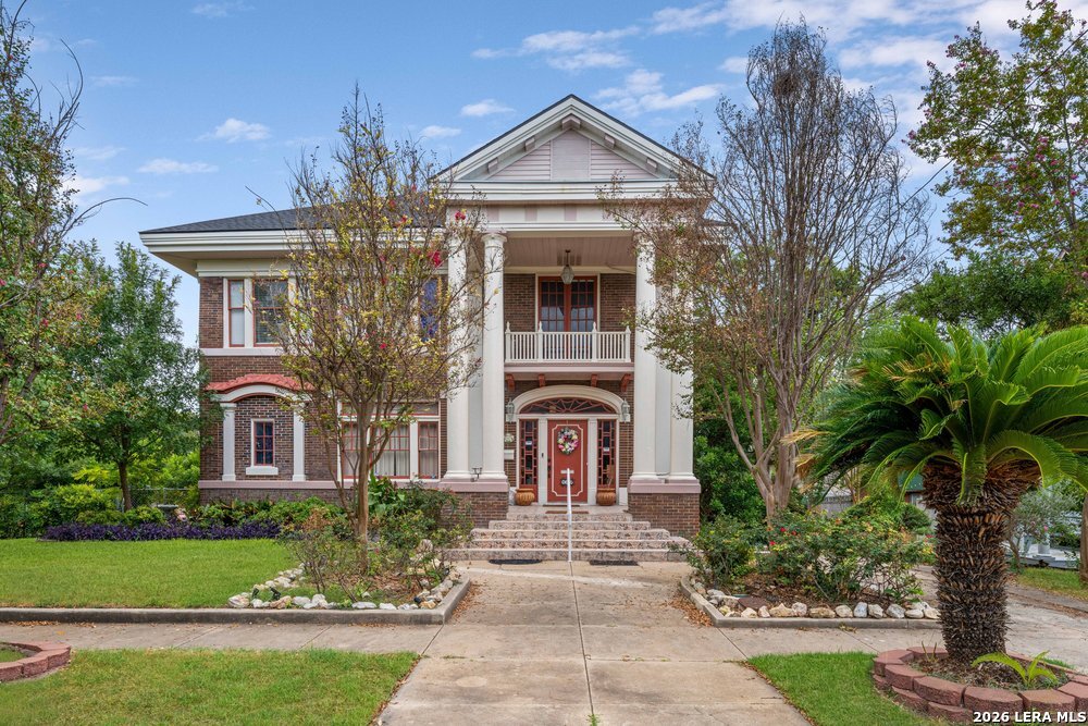 112 E Mistletoe Ave