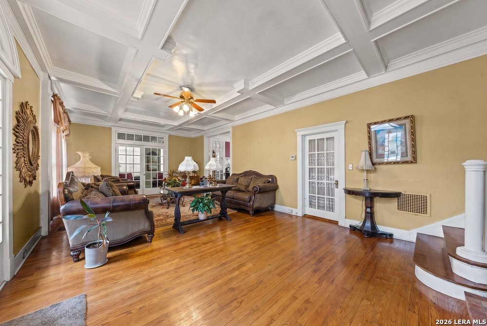 112 E Mistletoe Ave