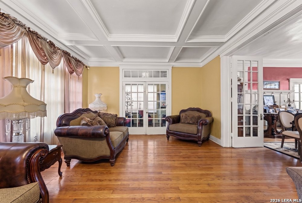 112 E Mistletoe Ave
