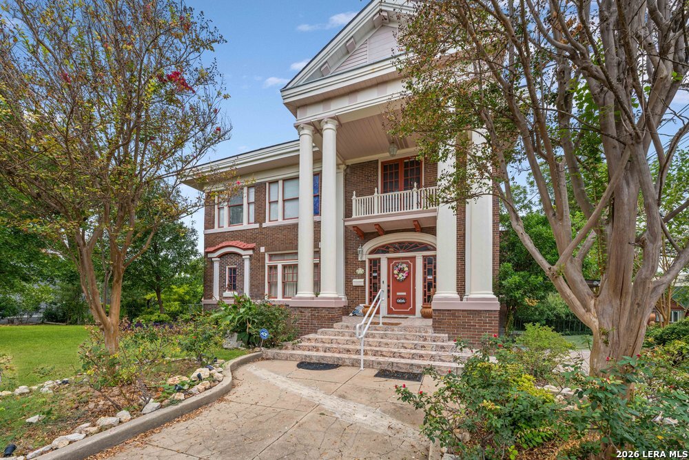 112 E Mistletoe Ave