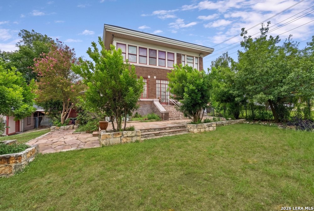 112 E Mistletoe Ave