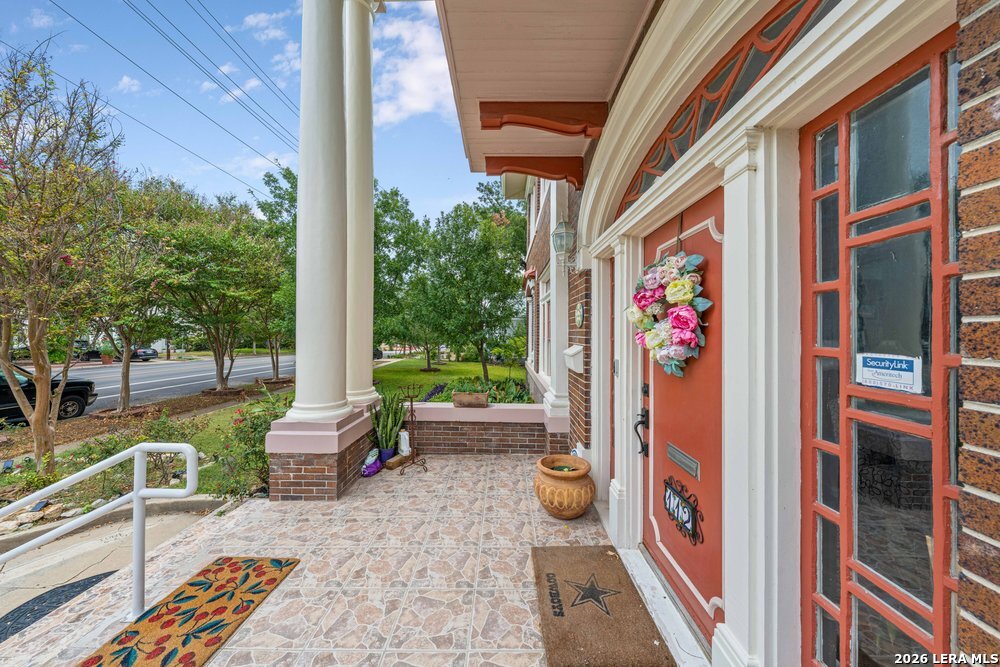 112 E Mistletoe Ave