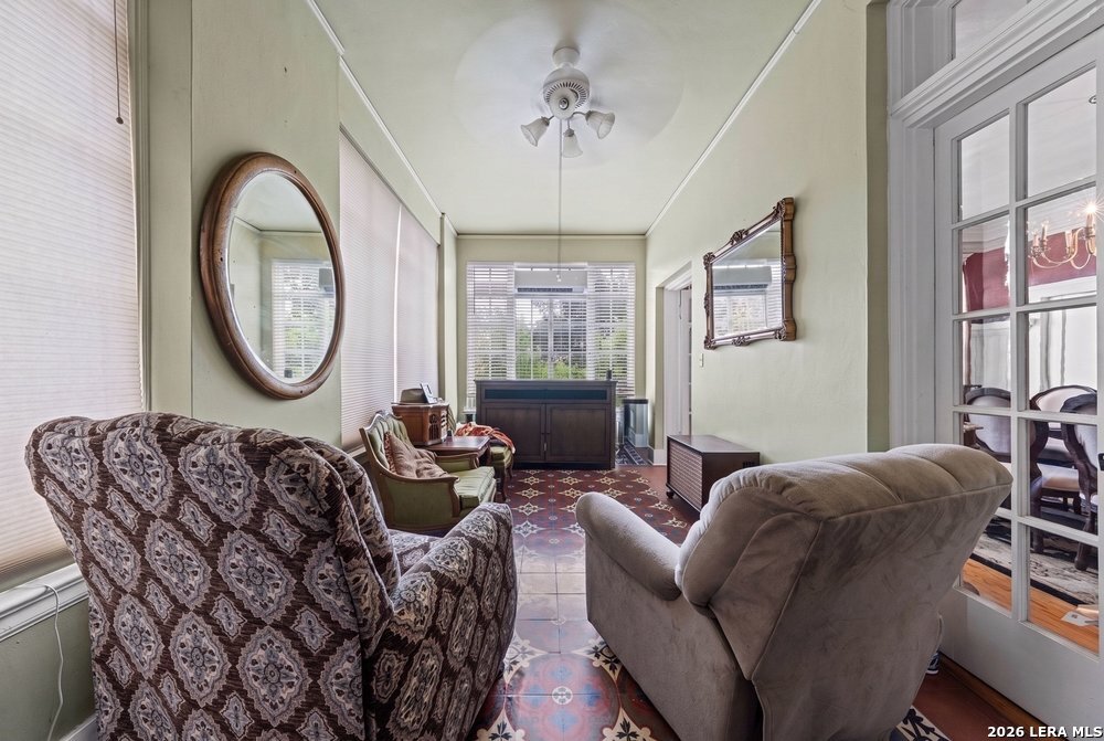 112 E Mistletoe Ave