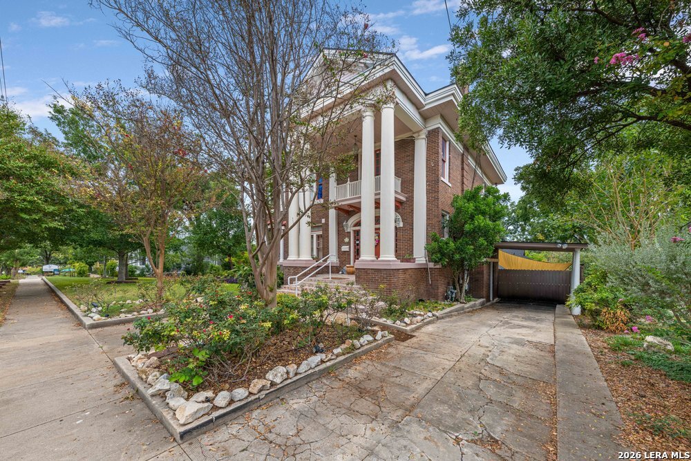 112 E Mistletoe Ave