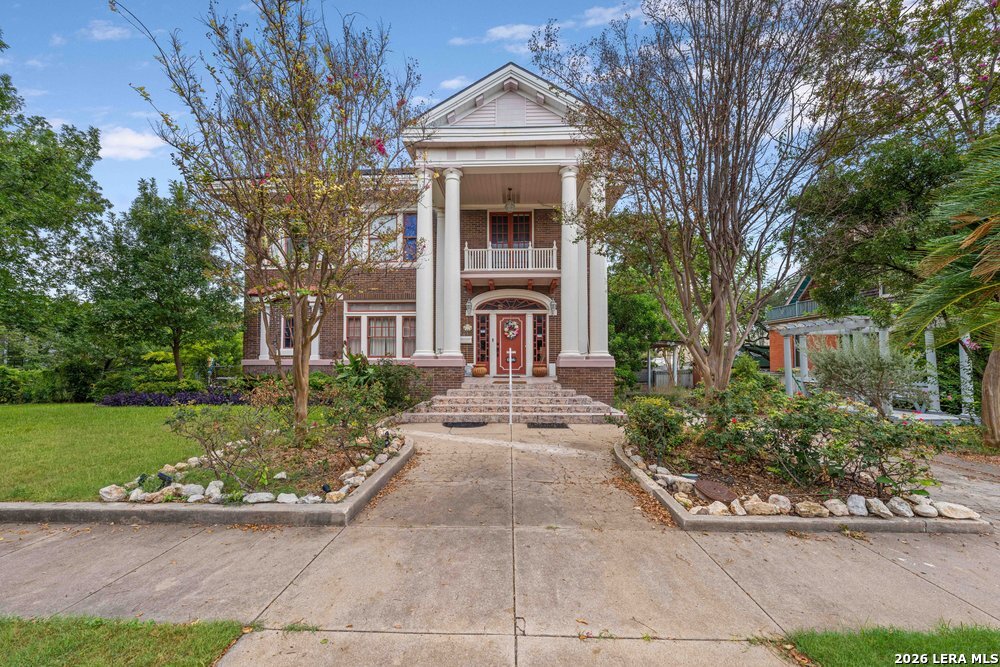 112 E Mistletoe Ave