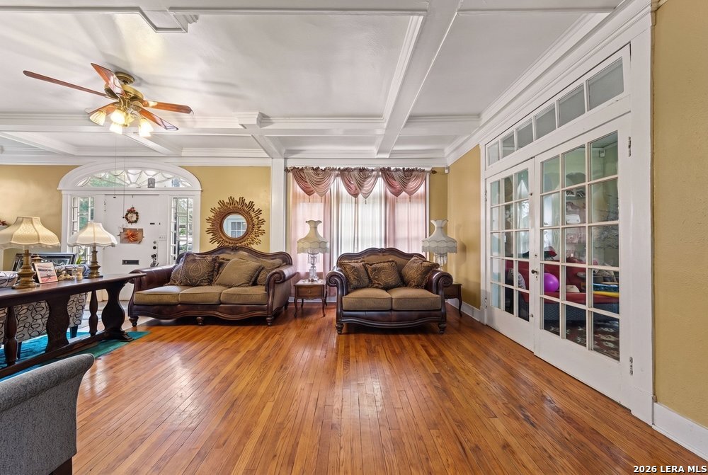 112 E Mistletoe Ave